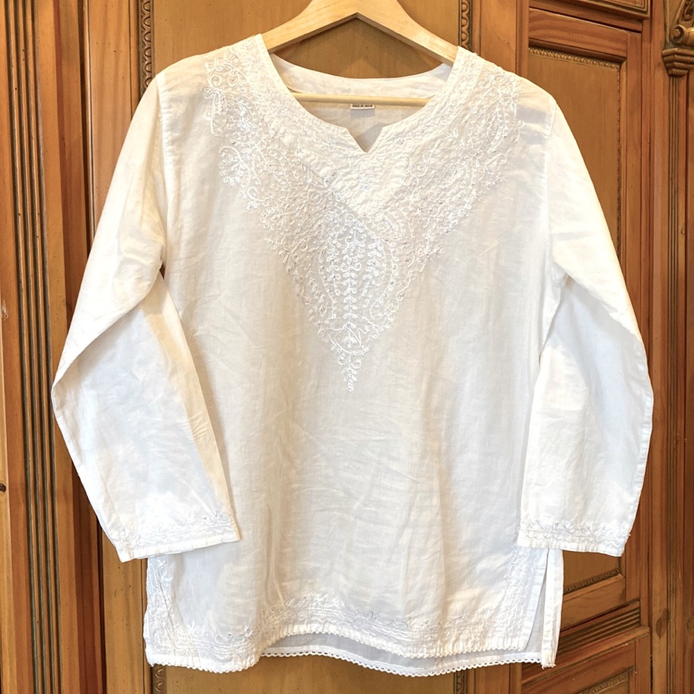 Women’s white long sleeve tunic